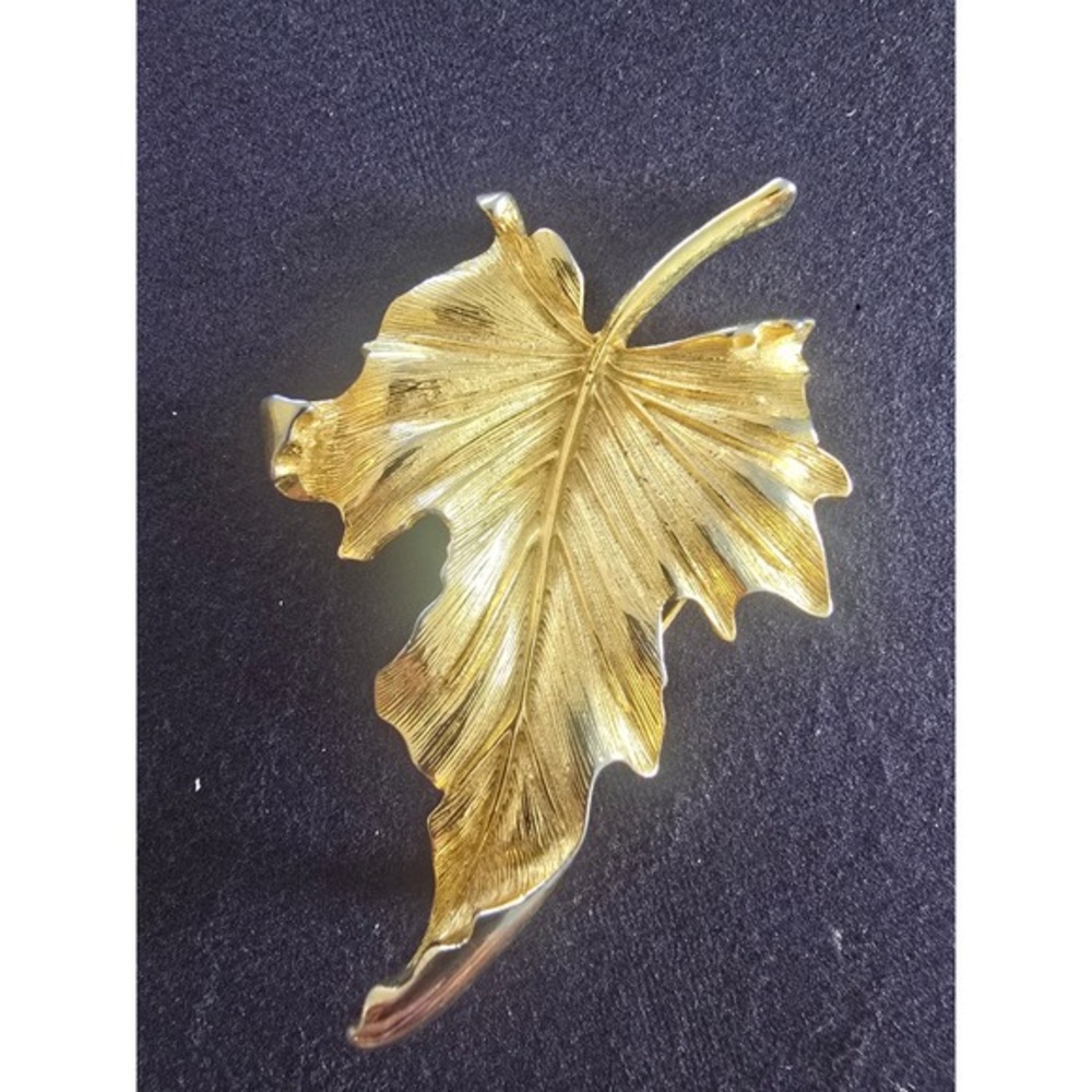 Vintage MJENT‎ Gold Tone Textured Maple Leaf Brooch Pin Botanical Nature Jewelry